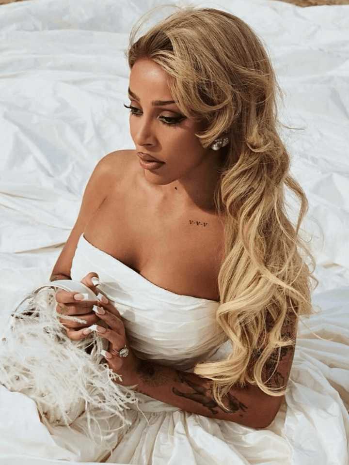 Side view of Serena ombre blonde body wave wig (SP89) on mannequin head